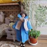 E poi alcuni accessori: il cappellino �cloche� con fiore laterale, la sciarpa...